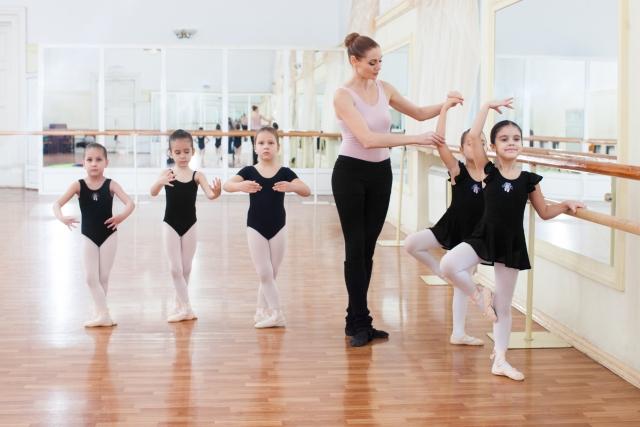 ballet-class-teacher-aid