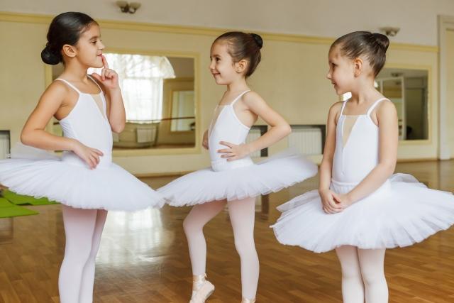 ballet-girls-chatting